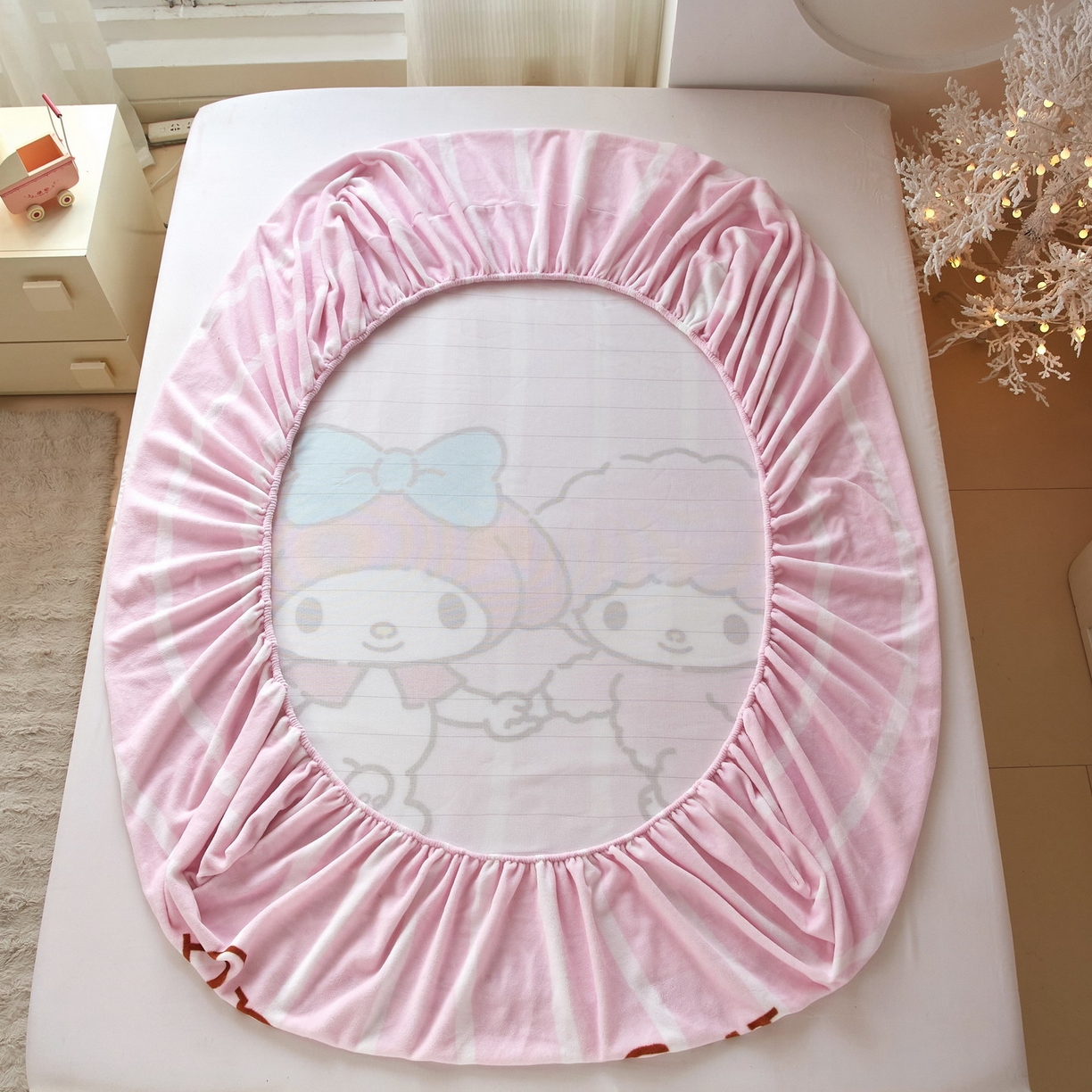 91家纺网 家纺一手货源 找家纺 蘭菲家纺 2025新款三丽欧牛奶绒套件系列单品床笠 美乐必爱