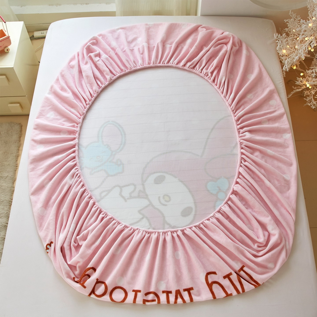 91家纺网 家纺一手货源 找家纺 蘭菲家纺 2025新款三丽欧牛奶绒套件系列单品床笠 轻松美乐蒂