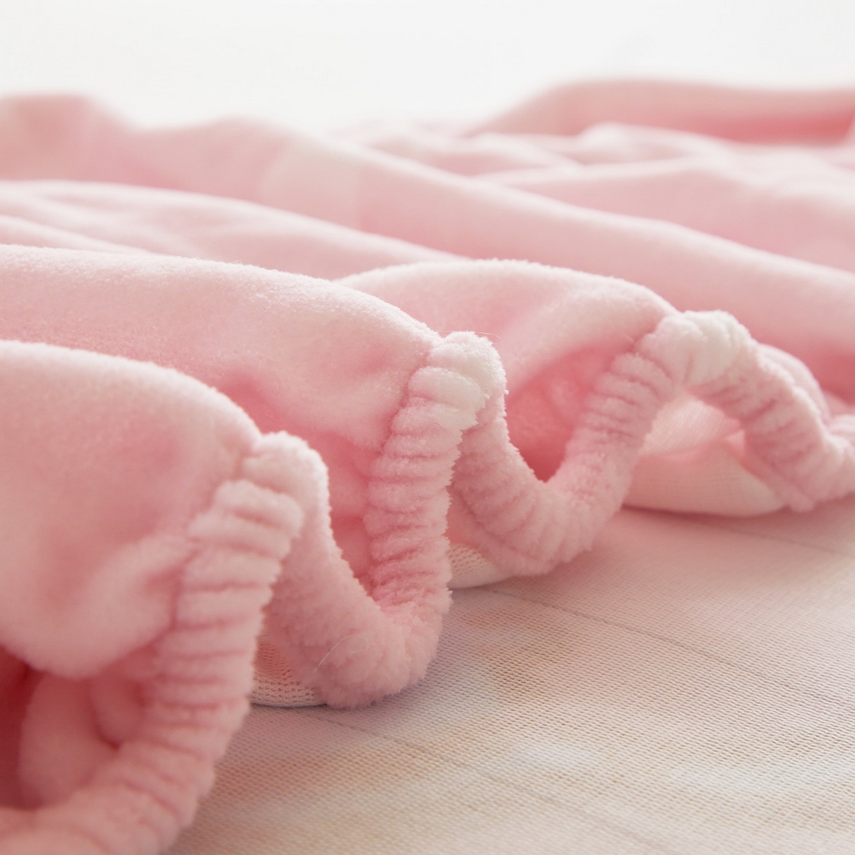 91家纺网 家纺一手货源 找家纺 蘭菲家纺 2025新款三丽欧牛奶绒套件系列单品床笠 轻松美乐蒂