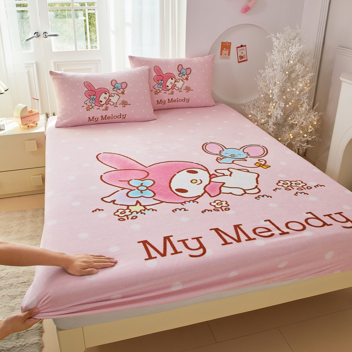 91家纺网 家纺一手货源 找家纺 蘭菲家纺 2025新款三丽欧牛奶绒套件系列单品床笠 轻松美乐蒂