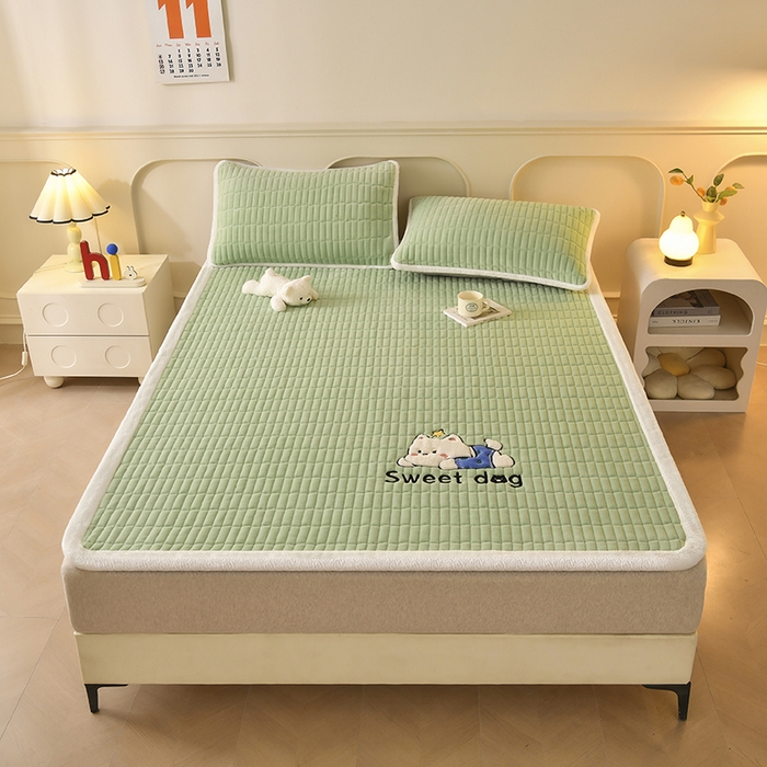 91家纺网 家纺一手货源 找家纺 悠米悠家 2025新款牛奶绒夹棉加厚床褥-小狗 小熊系列 小狗-绿色