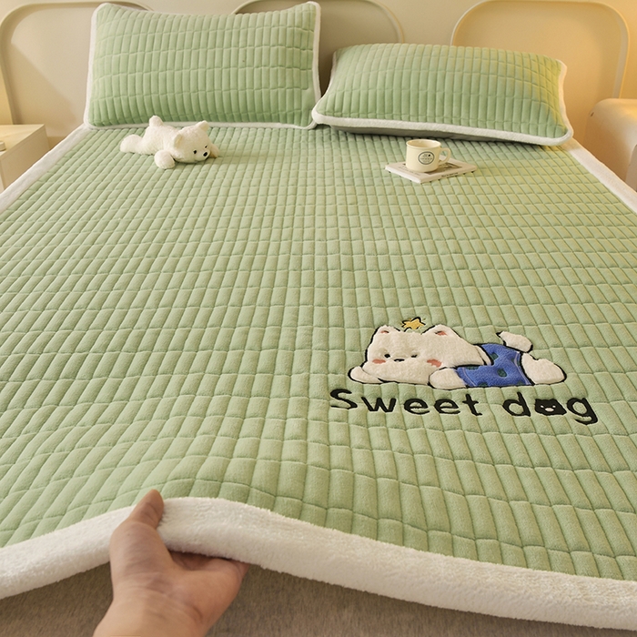 91家纺网 家纺一手货源 找家纺 悠米悠家 2025新款牛奶绒夹棉加厚床褥-小狗 小熊系列 小狗-绿色