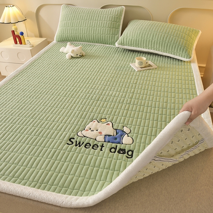 91家纺网 家纺一手货源 找家纺 悠米悠家 2025新款牛奶绒夹棉加厚床褥-小狗 小熊系列 小狗-绿色