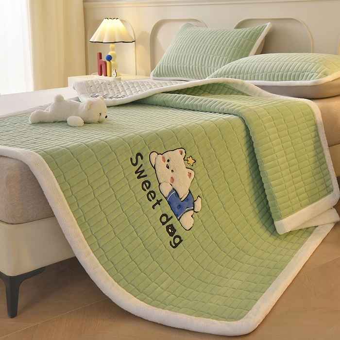 91家纺网 家纺一手货源 找家纺 悠米悠家 2025新款牛奶绒夹棉加厚床褥-小狗 小熊系列 小狗-绿色