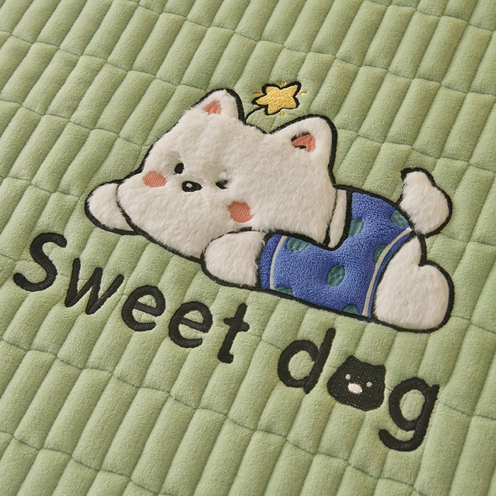 91家纺网 家纺一手货源 找家纺 悠米悠家 2025新款牛奶绒夹棉加厚床褥-小狗 小熊系列 小狗-绿色