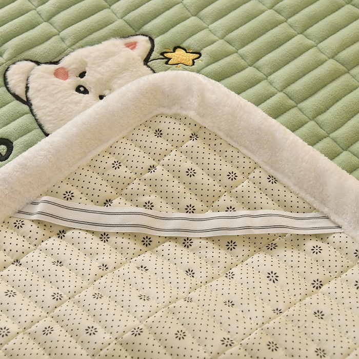 91家纺网 家纺一手货源 找家纺 悠米悠家 2025新款牛奶绒夹棉加厚床褥-小狗 小熊系列 小狗-绿色
