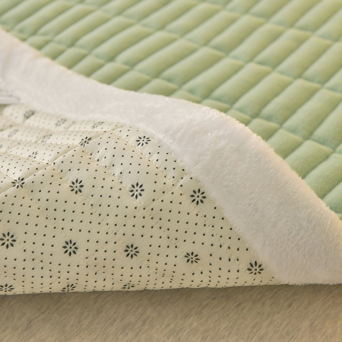 91家纺网 家纺一手货源 找家纺 悠米悠家 2025新款牛奶绒夹棉加厚床褥-小狗 小熊系列 小狗-绿色