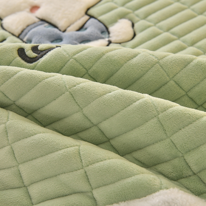 91家纺网 家纺一手货源 找家纺 悠米悠家 2025新款牛奶绒夹棉加厚床褥-小狗 小熊系列 小狗-绿色