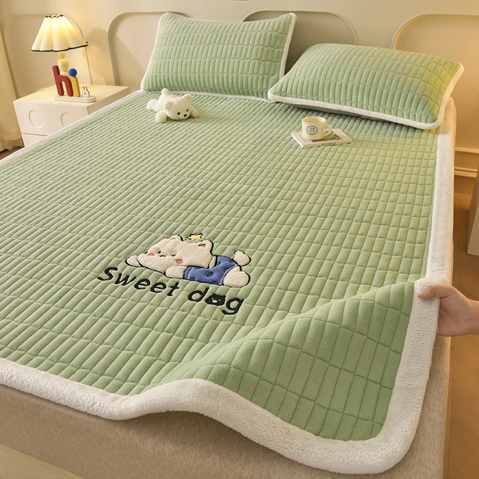91家纺网 家纺一手货源 找家纺 悠米悠家 2025新款牛奶绒夹棉加厚床褥-小狗 小熊系列 小狗-绿色