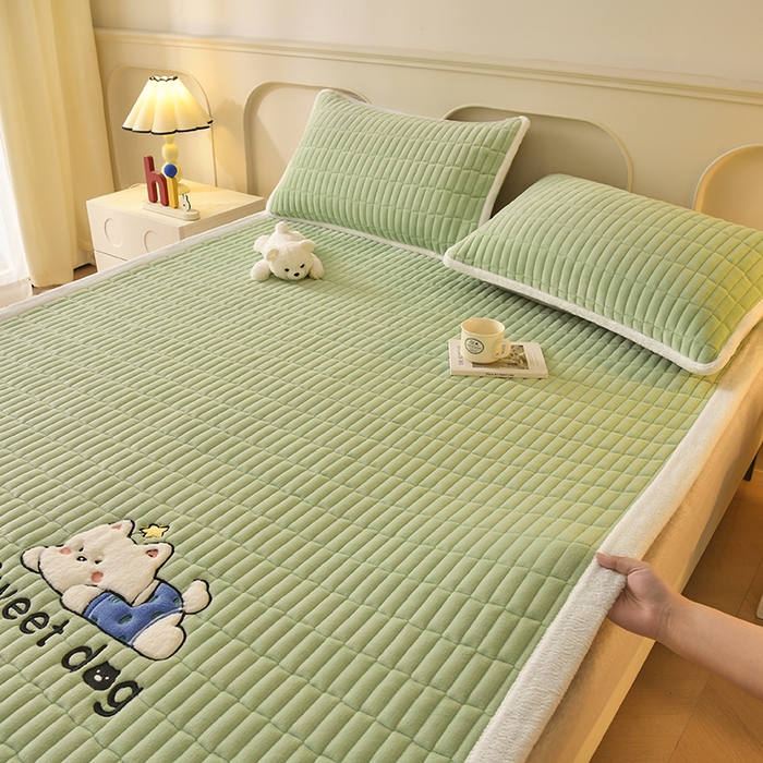 91家纺网 家纺一手货源 找家纺 悠米悠家 2025新款牛奶绒夹棉加厚床褥-小狗 小熊系列 小狗-绿色