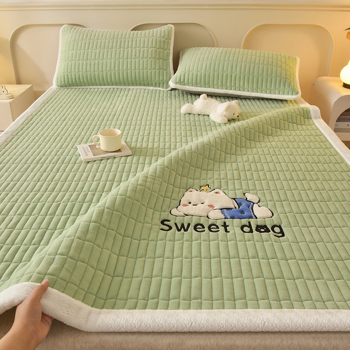91家纺网 家纺一手货源 找家纺 悠米悠家 2025新款牛奶绒夹棉加厚床褥-小狗 小熊系列 小狗-绿色