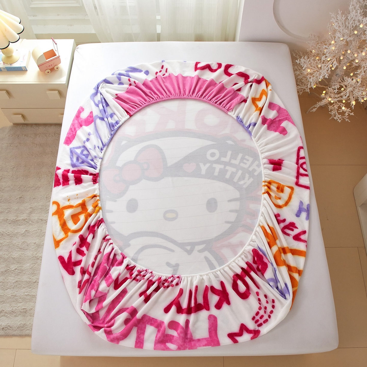 91家纺网 家纺一手货源 找家纺 蘭菲家纺 2025新款三丽欧牛奶绒套件系列单品床笠 涂鸦KT