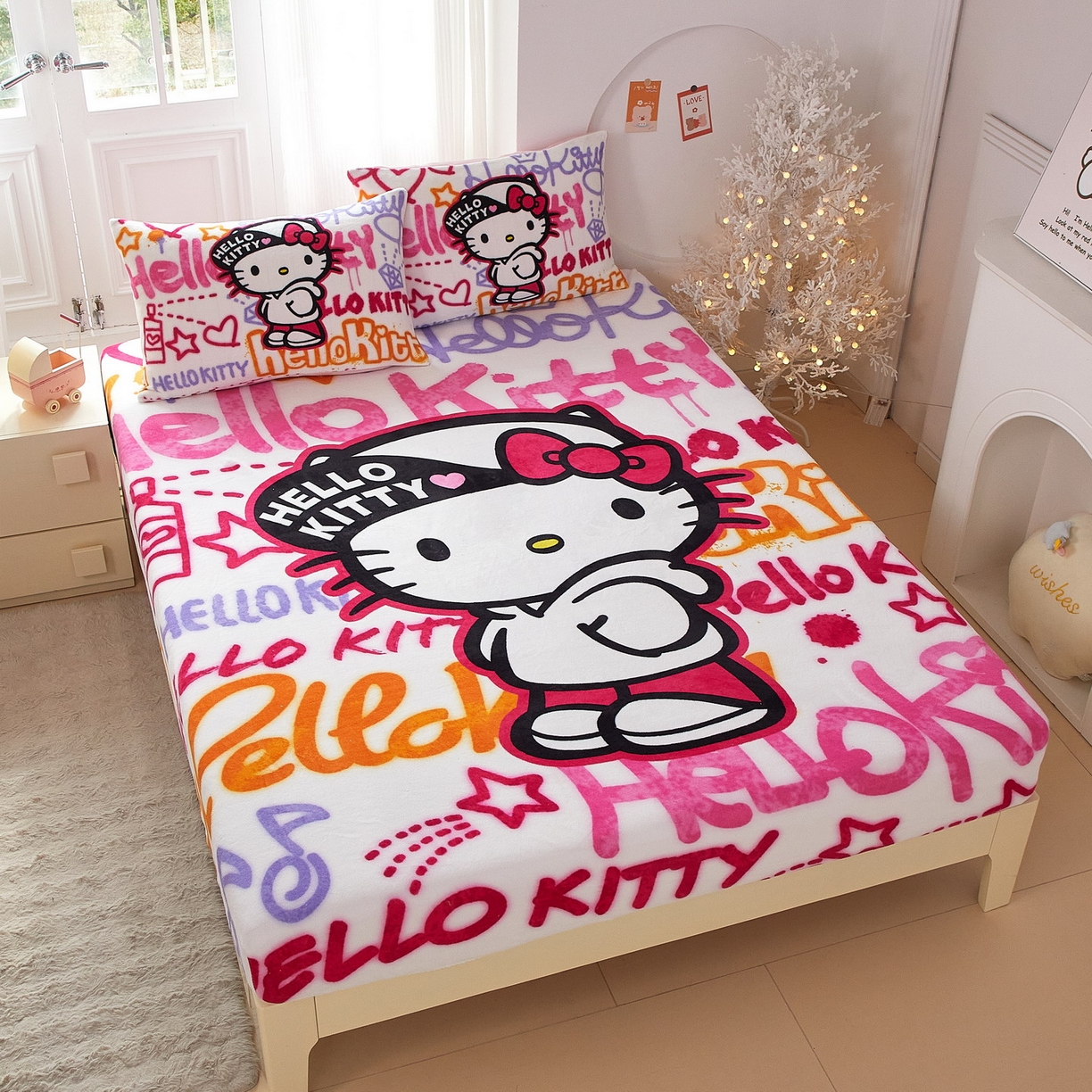 91家纺网 家纺一手货源 找家纺 蘭菲家纺 2025新款三丽欧牛奶绒套件系列单品床笠 涂鸦KT