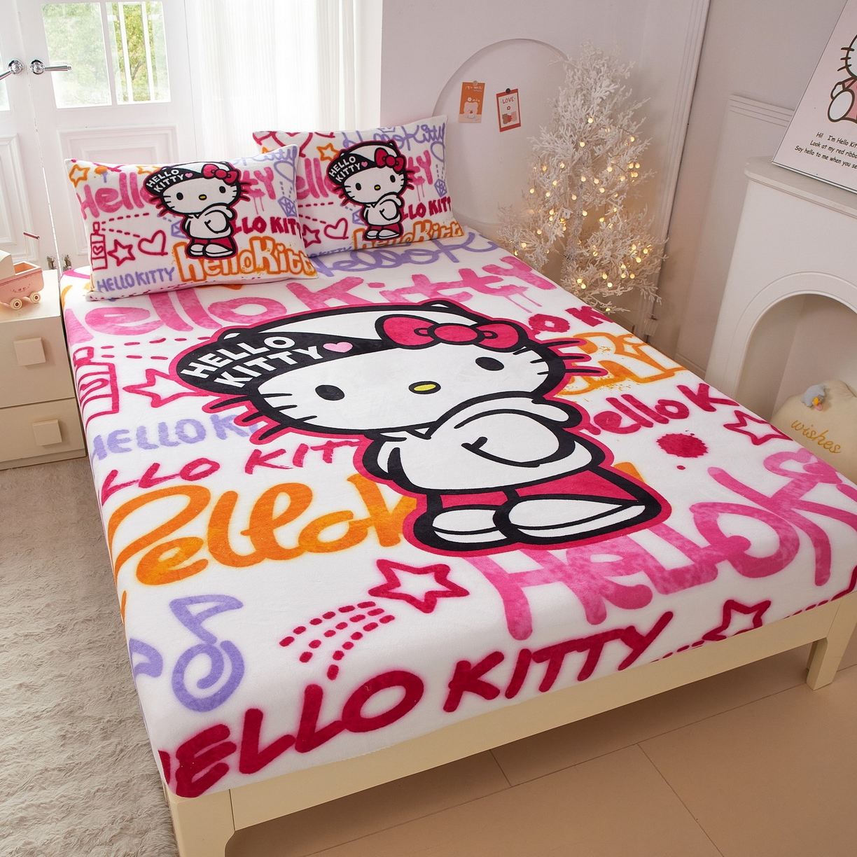 91家纺网 家纺一手货源 找家纺 蘭菲家纺 2025新款三丽欧牛奶绒套件系列单品床笠 涂鸦KT