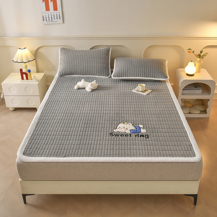 91家纺网 家纺一手货源 找家纺 悠米悠家 2025新款牛奶绒夹棉加厚床褥-小狗 小熊系列 小狗-灰色