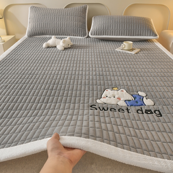 91家纺网 家纺一手货源 找家纺 悠米悠家 2025新款牛奶绒夹棉加厚床褥-小狗 小熊系列 小狗-灰色