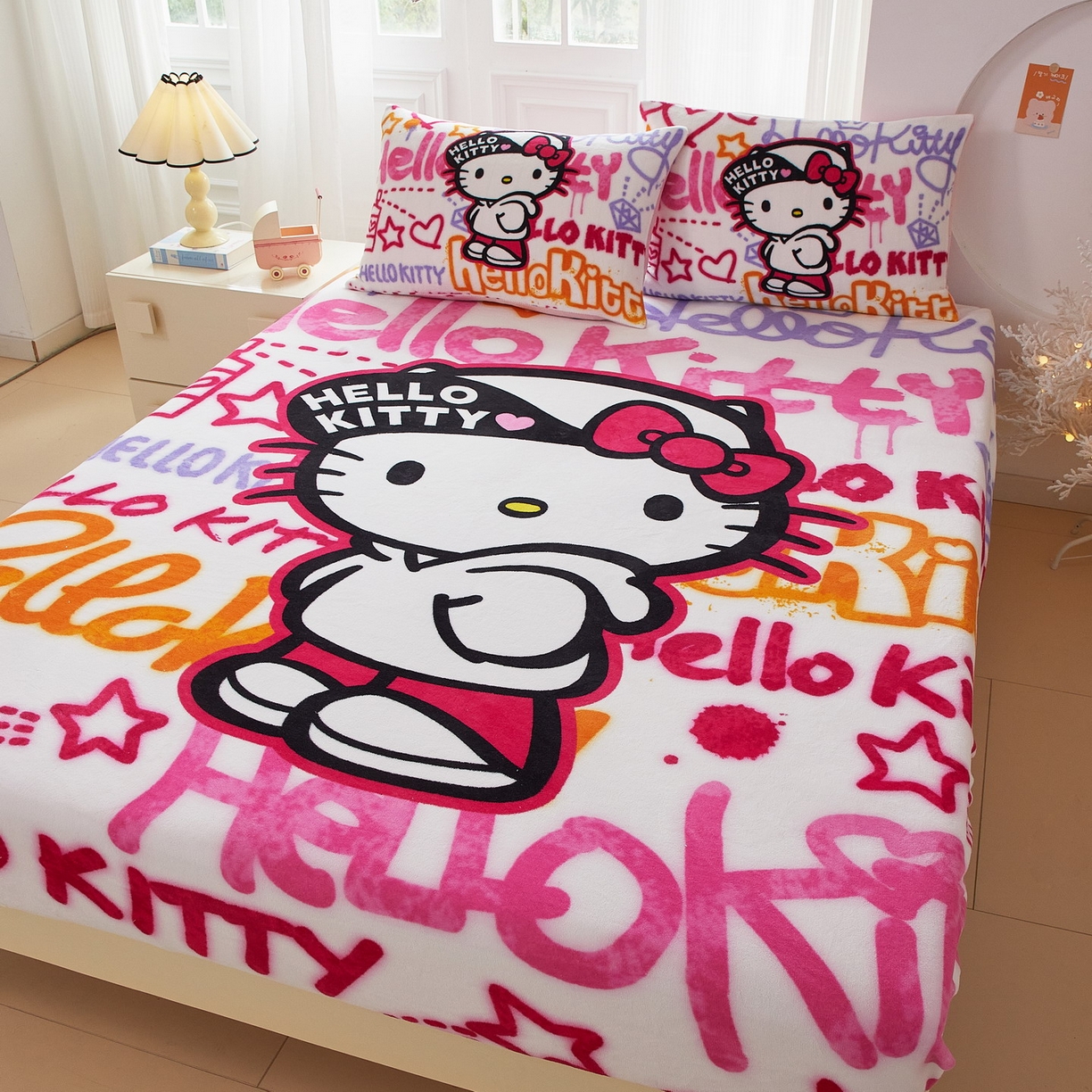 91家纺网 家纺一手货源 找家纺 蘭菲家纺 2025新款三丽欧牛奶绒套件系列单品床笠 涂鸦KT