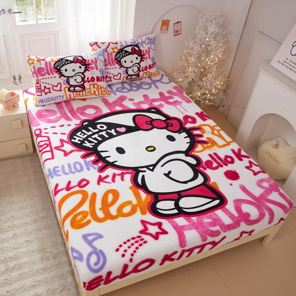 91家纺网 家纺一手货源 找家纺 蘭菲家纺 2025新款三丽欧牛奶绒套件系列单品床笠 涂鸦KT