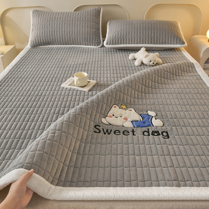 91家纺网 家纺一手货源 找家纺 悠米悠家 2025新款牛奶绒夹棉加厚床褥-小狗 小熊系列 小狗-灰色