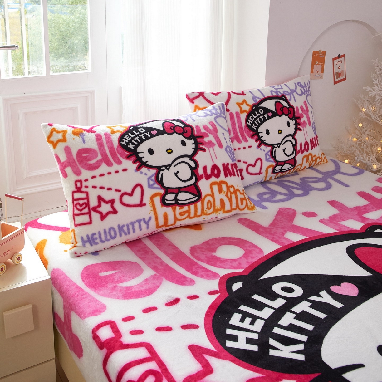 91家纺网 家纺一手货源 找家纺 蘭菲家纺 2025新款三丽欧牛奶绒套件系列单品床笠 涂鸦KT