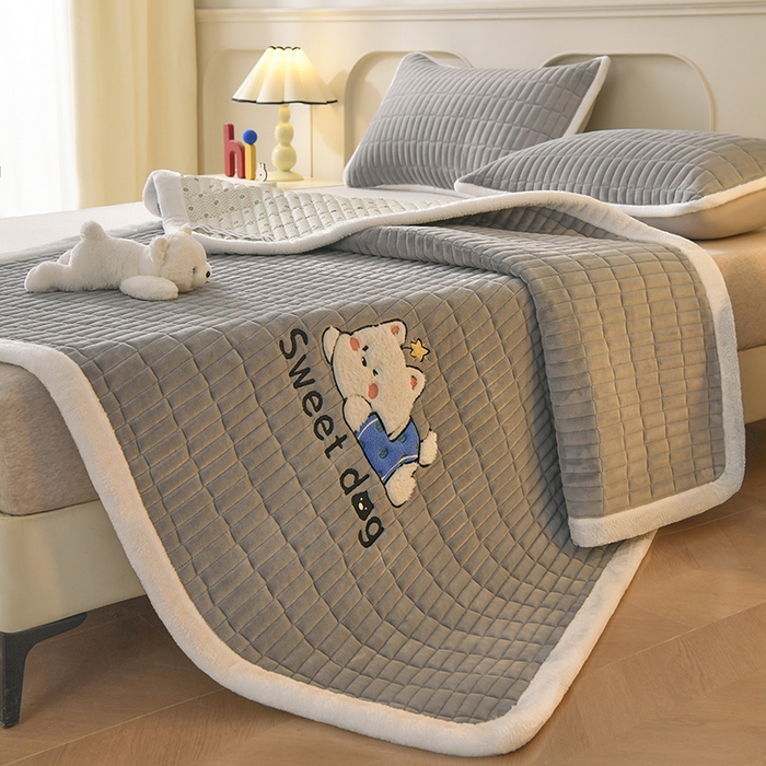 91家纺网 家纺一手货源 找家纺 悠米悠家 2025新款牛奶绒夹棉加厚床褥-小狗 小熊系列 小狗-灰色