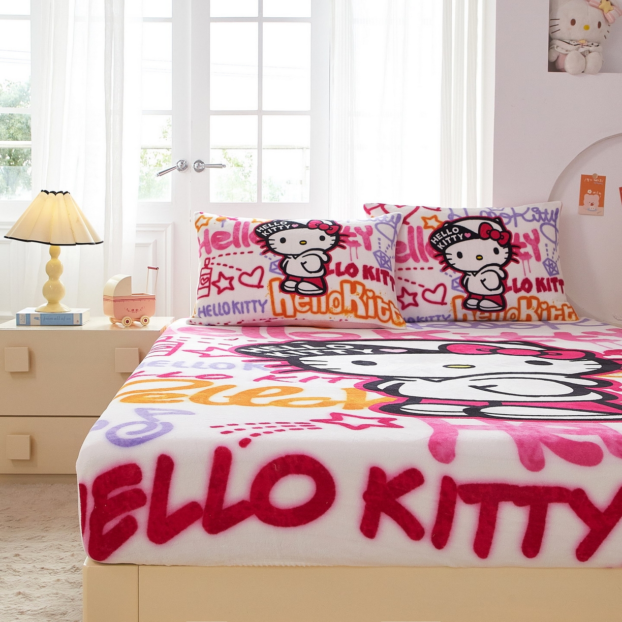 91家纺网 家纺一手货源 找家纺 蘭菲家纺 2025新款三丽欧牛奶绒套件系列单品床笠 涂鸦KT