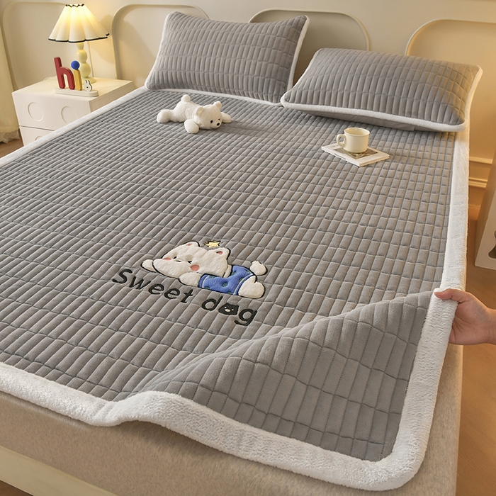 91家纺网 家纺一手货源 找家纺 悠米悠家 2025新款牛奶绒夹棉加厚床褥-小狗 小熊系列 小狗-灰色