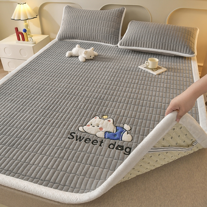 91家纺网 家纺一手货源 找家纺 悠米悠家 2025新款牛奶绒夹棉加厚床褥-小狗 小熊系列 小狗-灰色