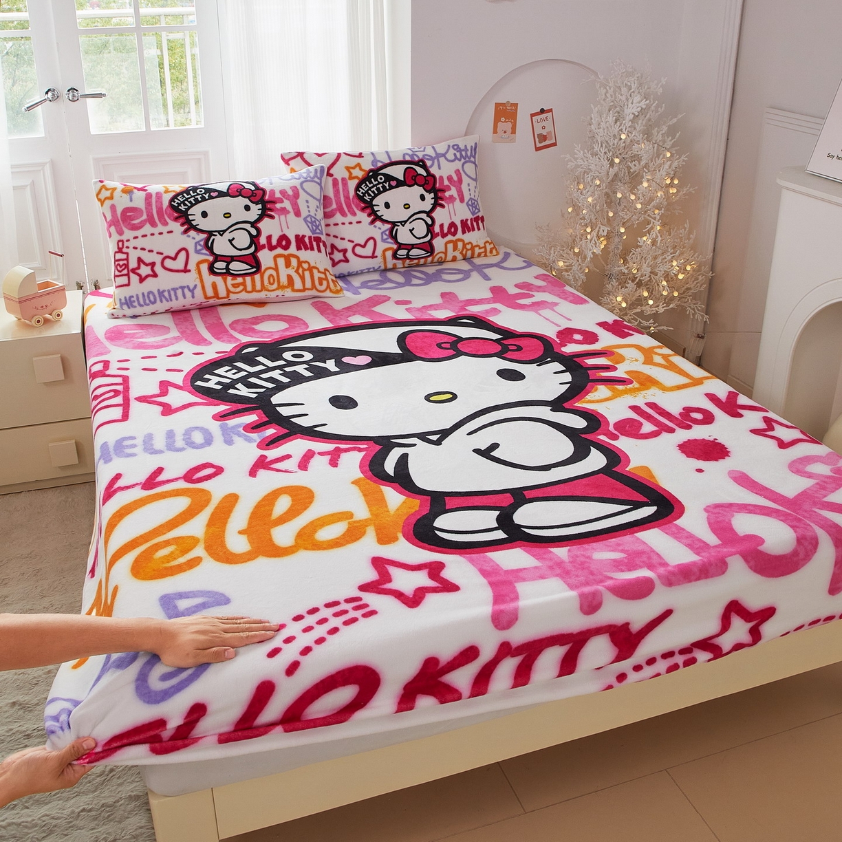 91家纺网 家纺一手货源 找家纺 蘭菲家纺 2025新款三丽欧牛奶绒套件系列单品床笠 涂鸦KT