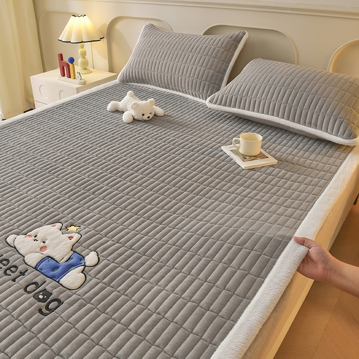 91家纺网 家纺一手货源 找家纺 悠米悠家 2025新款牛奶绒夹棉加厚床褥-小狗 小熊系列 小狗-灰色