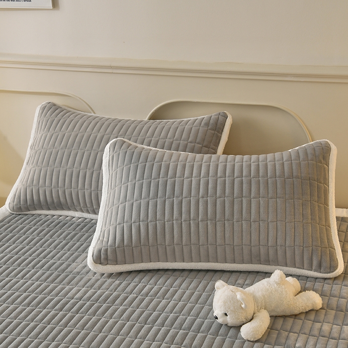 91家纺网 家纺一手货源 找家纺 悠米悠家 2025新款牛奶绒夹棉加厚床褥-小狗 小熊系列 小狗-灰色