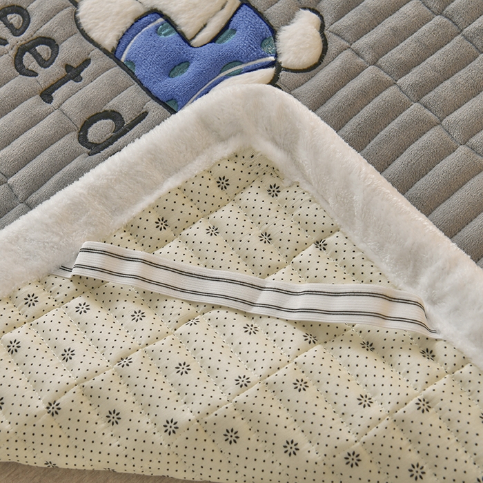 91家纺网 家纺一手货源 找家纺 悠米悠家 2025新款牛奶绒夹棉加厚床褥-小狗 小熊系列 小狗-灰色