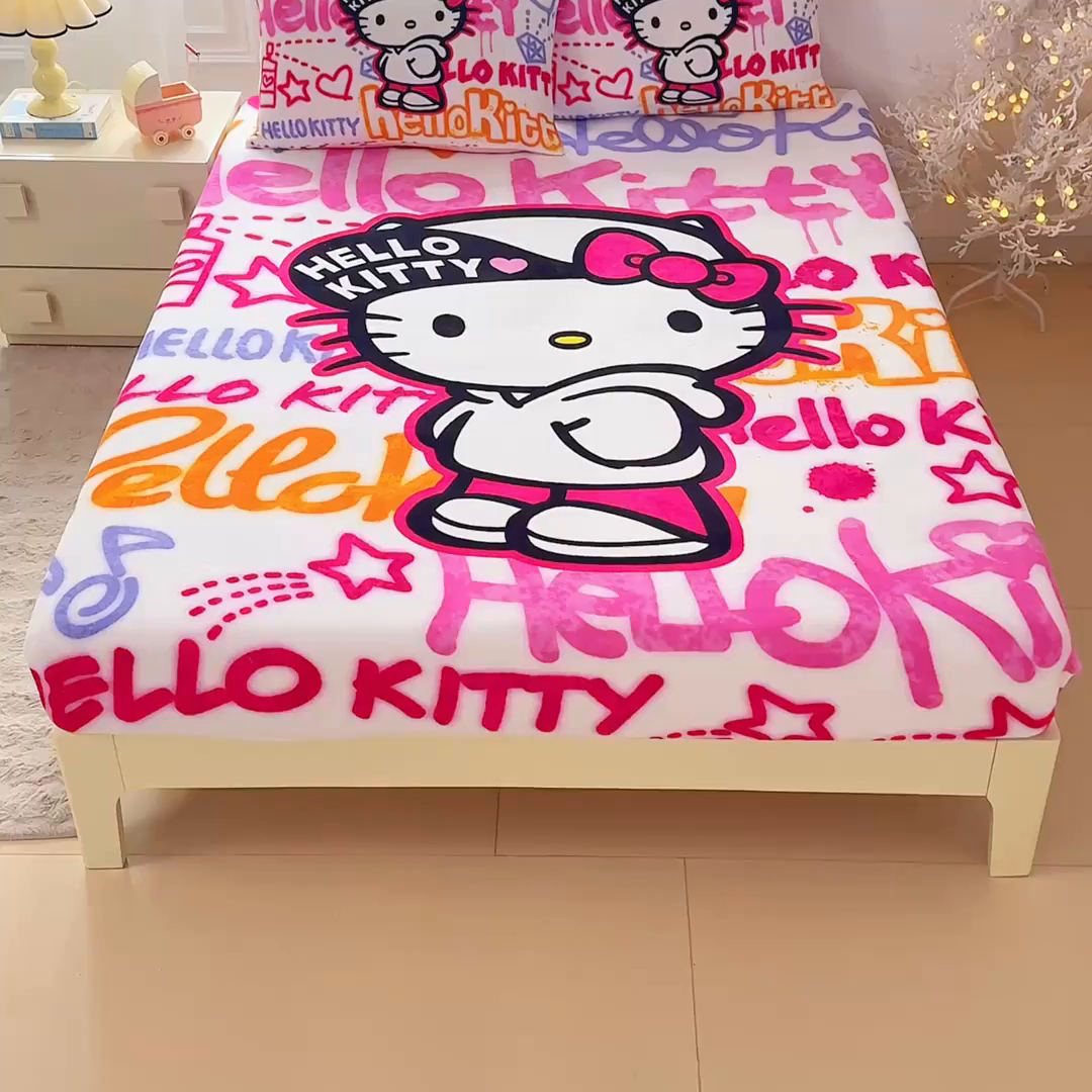 91家纺网 家纺一手货源 找家纺 蘭菲家纺 2025新款三丽欧牛奶绒套件系列单品床笠 涂鸦KT