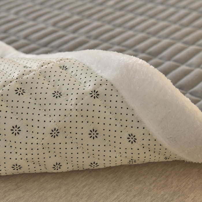 91家纺网 家纺一手货源 找家纺 悠米悠家 2025新款牛奶绒夹棉加厚床褥-小狗 小熊系列 小狗-灰色