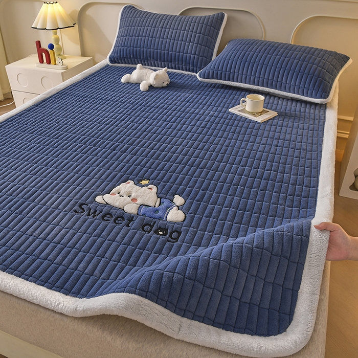 91家纺网 家纺一手货源 找家纺 悠米悠家 2025新款牛奶绒夹棉加厚床褥-小狗 小熊系列 小狗-深蓝