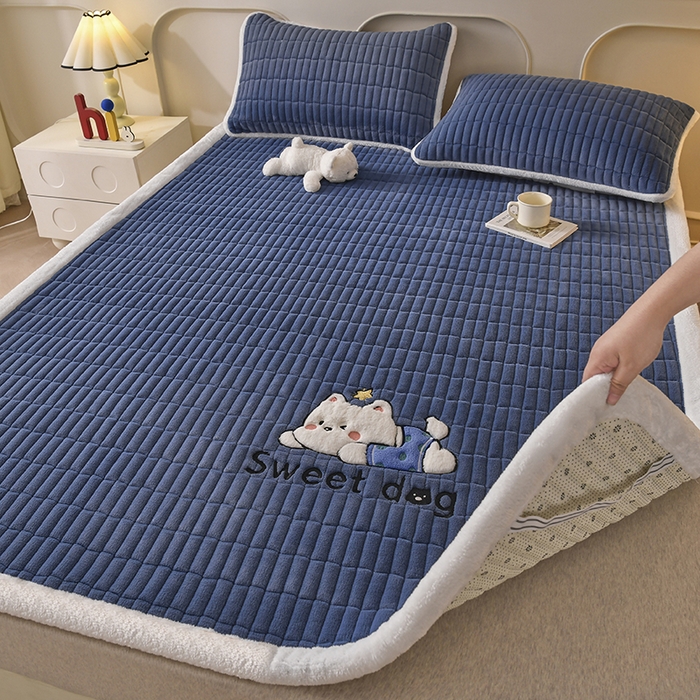 91家纺网 家纺一手货源 找家纺 悠米悠家 2025新款牛奶绒夹棉加厚床褥-小狗 小熊系列 小狗-深蓝