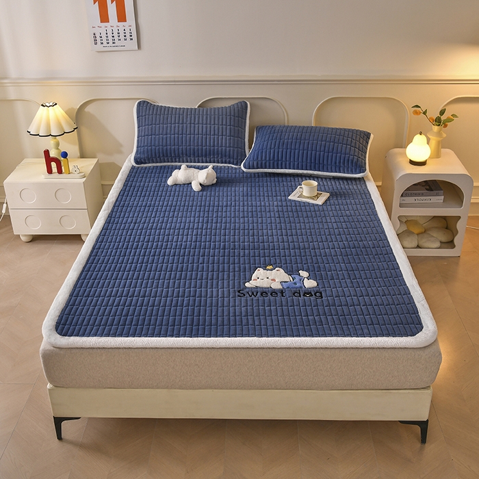 91家纺网 家纺一手货源 找家纺 悠米悠家 2025新款牛奶绒夹棉加厚床褥-小狗 小熊系列 小狗-深蓝