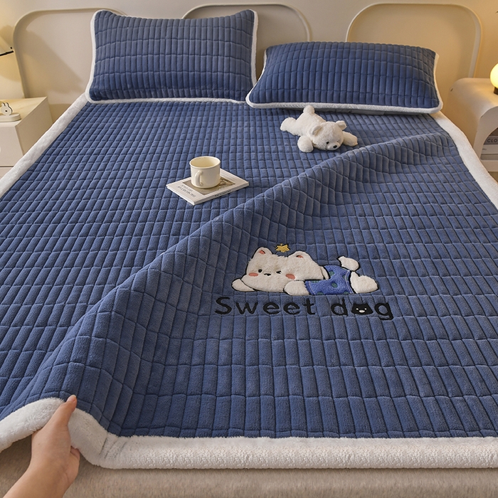 91家纺网 家纺一手货源 找家纺 悠米悠家 2025新款牛奶绒夹棉加厚床褥-小狗 小熊系列 小狗-深蓝