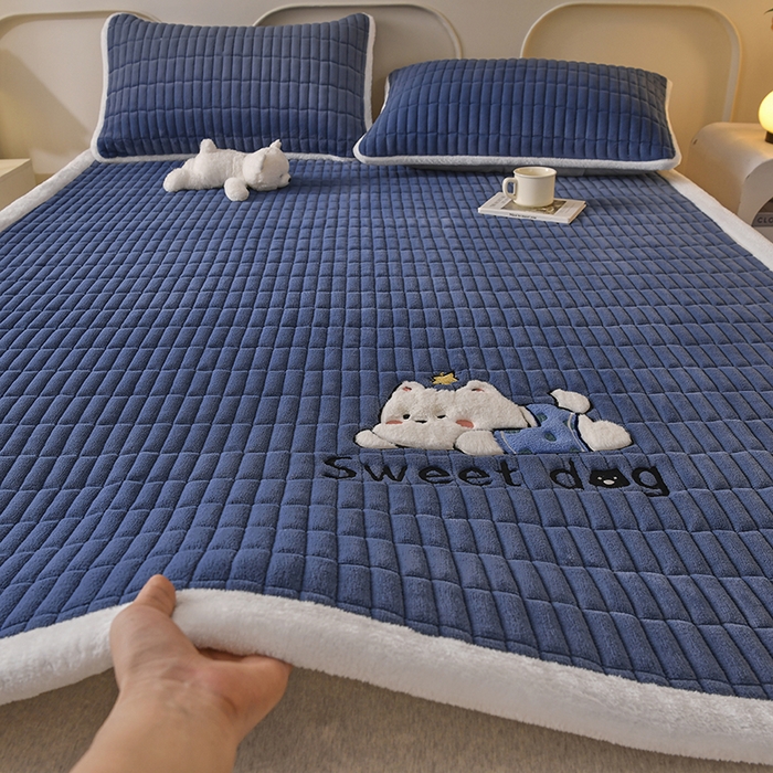 91家纺网 家纺一手货源 找家纺 悠米悠家 2025新款牛奶绒夹棉加厚床褥-小狗 小熊系列 小狗-深蓝