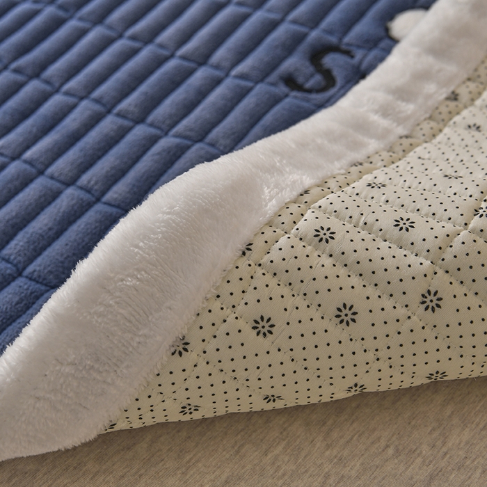 91家纺网 家纺一手货源 找家纺 悠米悠家 2025新款牛奶绒夹棉加厚床褥-小狗 小熊系列 小狗-深蓝