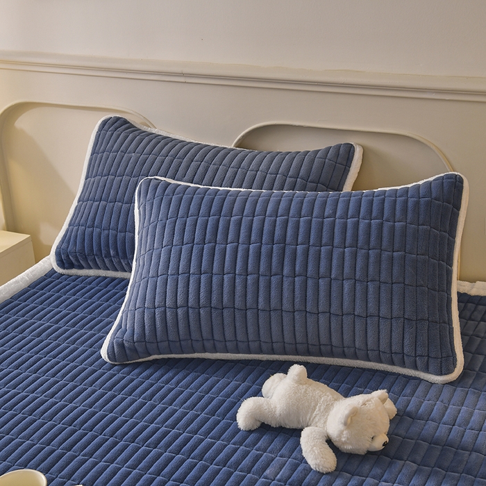 91家纺网 家纺一手货源 找家纺 悠米悠家 2025新款牛奶绒夹棉加厚床褥-小狗 小熊系列 小狗-深蓝