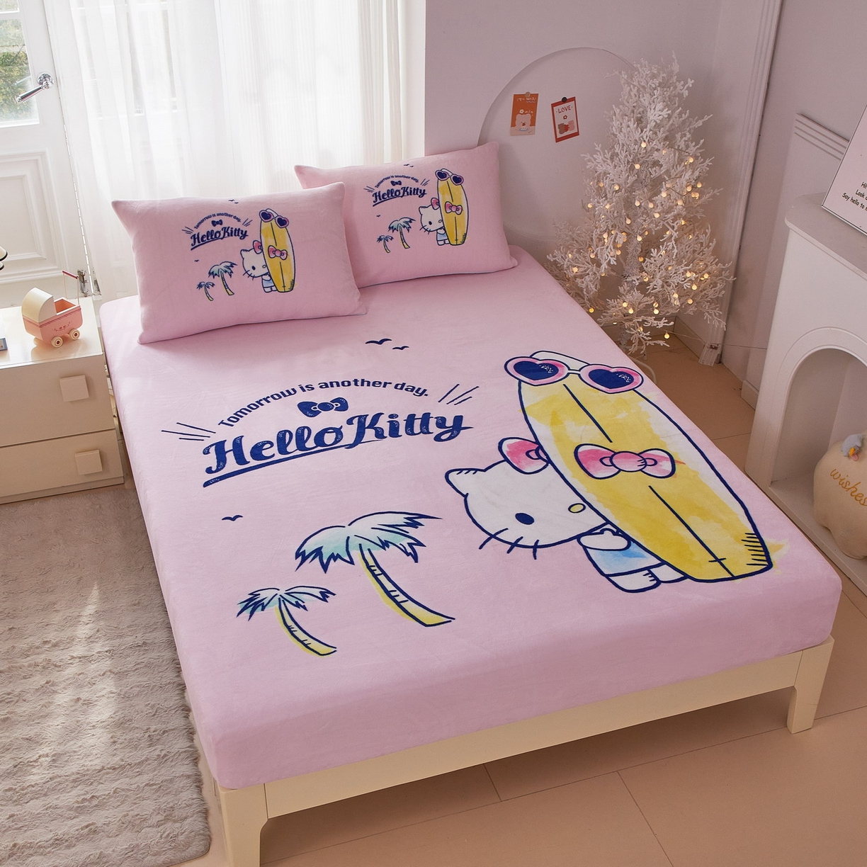 91家纺网 家纺一手货源 找家纺 蘭菲家纺 2025新款三丽欧牛奶绒套件系列单品床笠 夏日快乐