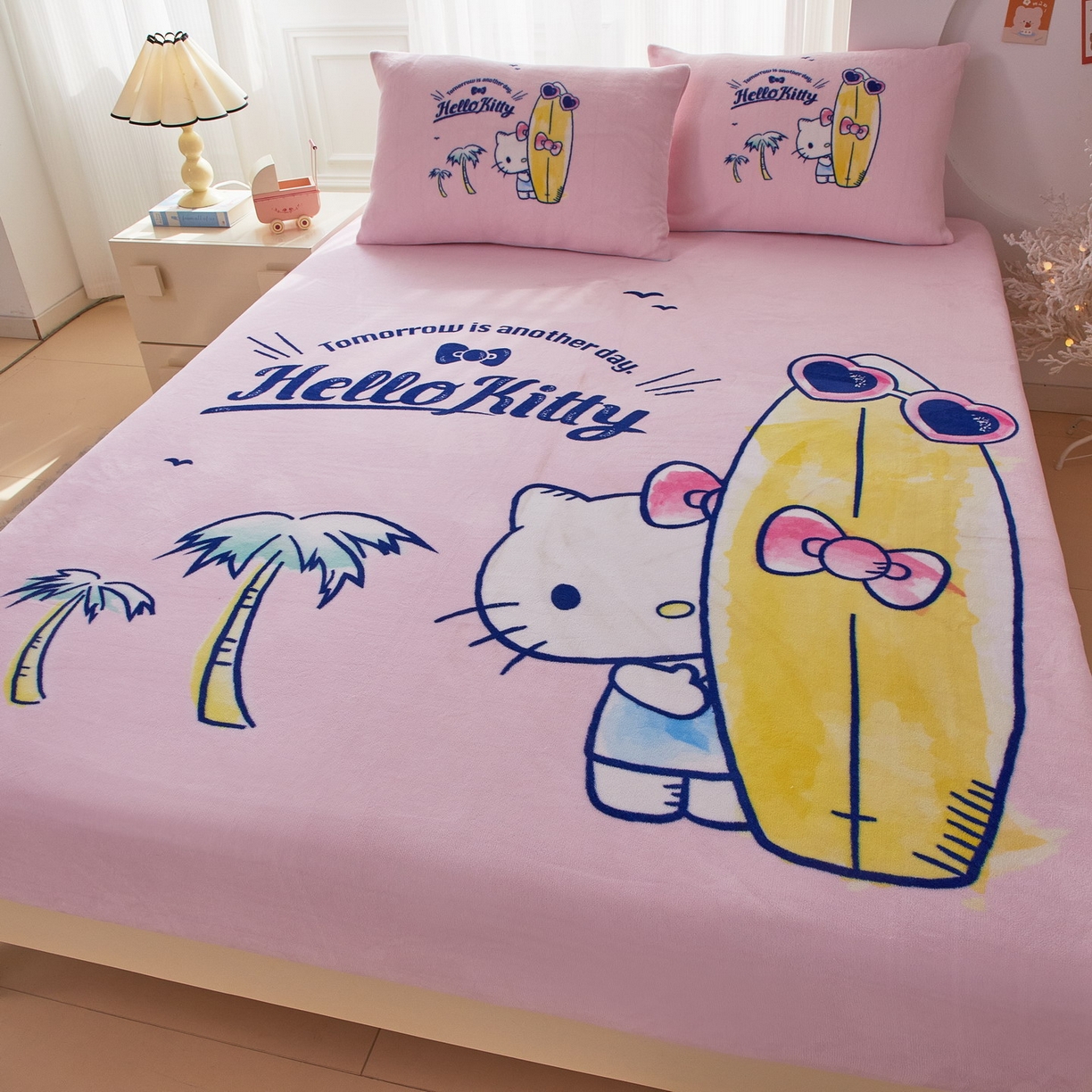 91家纺网 家纺一手货源 找家纺 蘭菲家纺 2025新款三丽欧牛奶绒套件系列单品床笠 夏日快乐