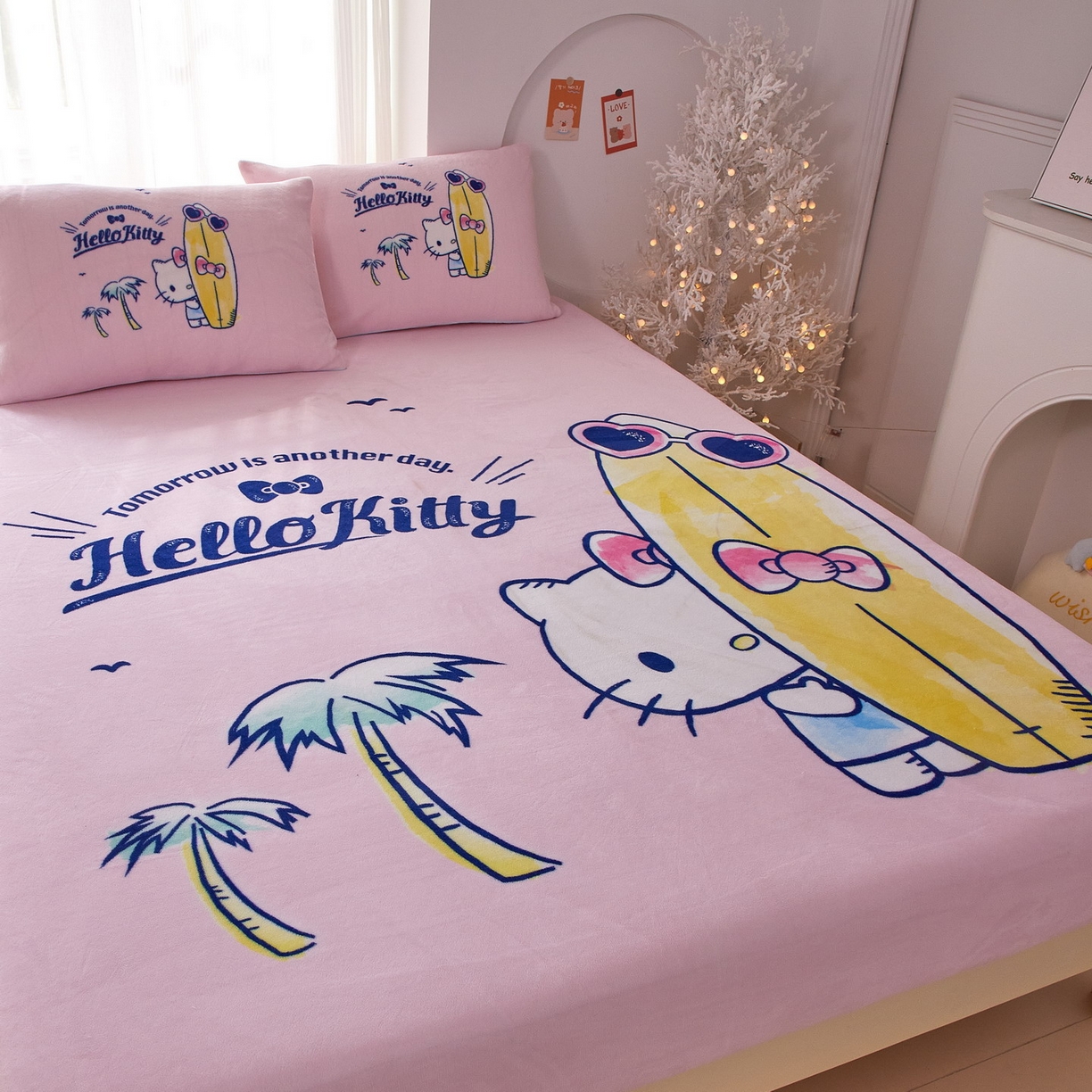 91家纺网 家纺一手货源 找家纺 蘭菲家纺 2025新款三丽欧牛奶绒套件系列单品床笠 夏日快乐