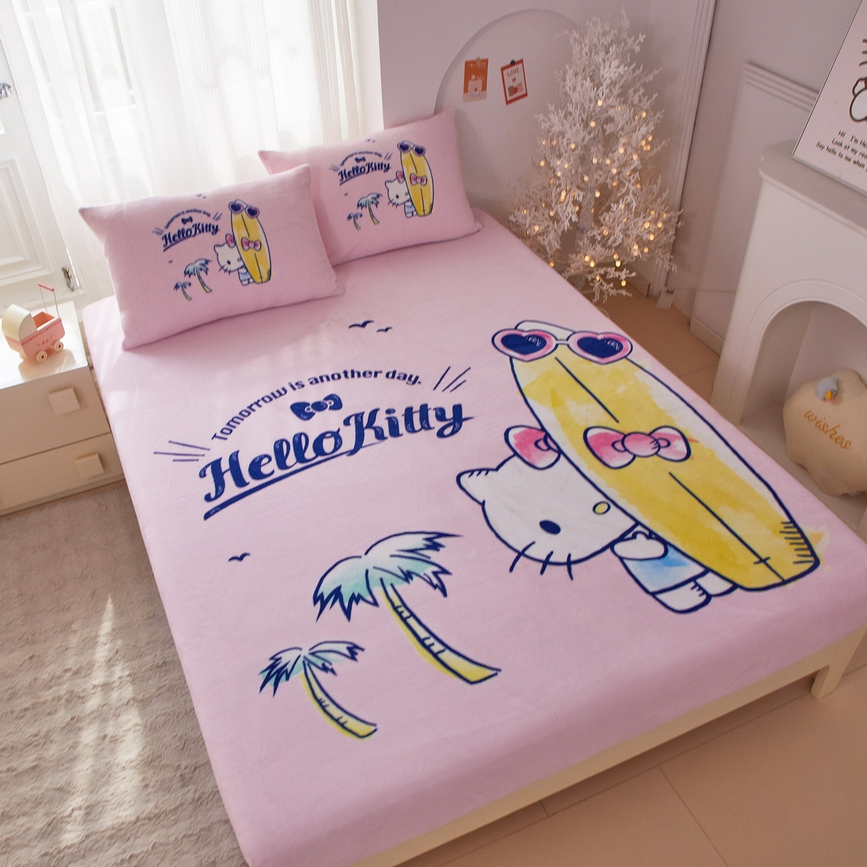 91家纺网 家纺一手货源 找家纺 蘭菲家纺 2025新款三丽欧牛奶绒套件系列单品床笠 夏日快乐