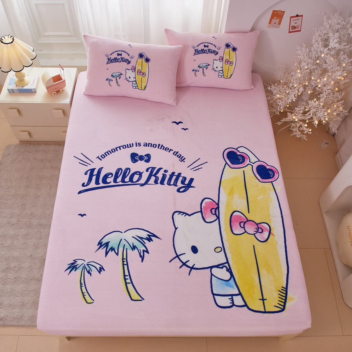 91家纺网 家纺一手货源 找家纺 蘭菲家纺 2025新款三丽欧牛奶绒套件系列单品床笠 夏日快乐