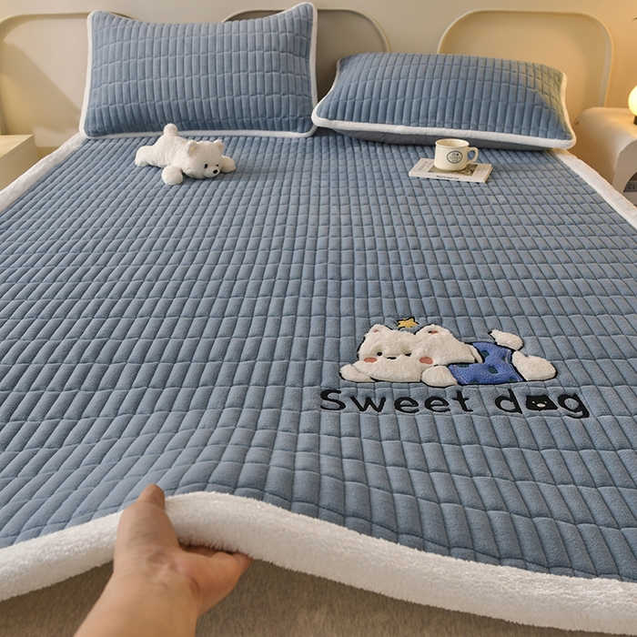 91家纺网 家纺一手货源 找家纺 悠米悠家 2025新款牛奶绒夹棉加厚床褥-小狗 小熊系列 小狗-蓝色
