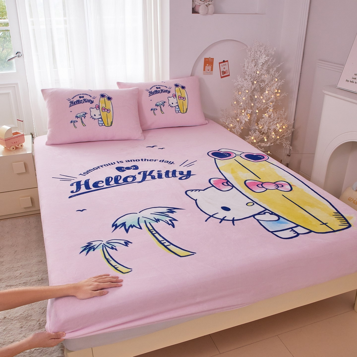 91家纺网 家纺一手货源 找家纺 蘭菲家纺 2025新款三丽欧牛奶绒套件系列单品床笠 夏日快乐