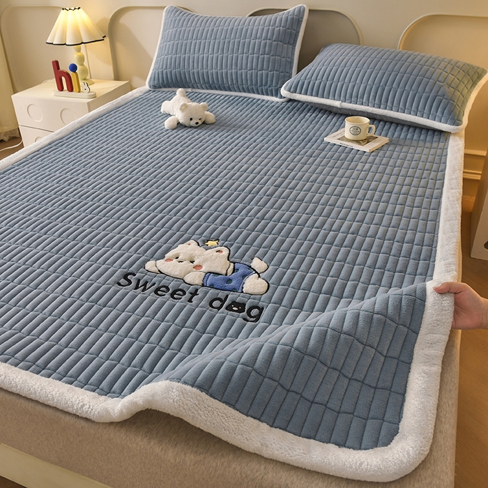 91家纺网 家纺一手货源 找家纺 悠米悠家 2025新款牛奶绒夹棉加厚床褥-小狗 小熊系列 小狗-蓝色