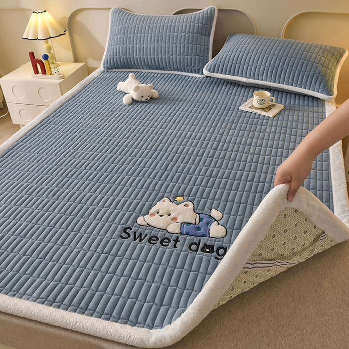 91家纺网 家纺一手货源 找家纺 悠米悠家 2025新款牛奶绒夹棉加厚床褥-小狗 小熊系列 小狗-蓝色